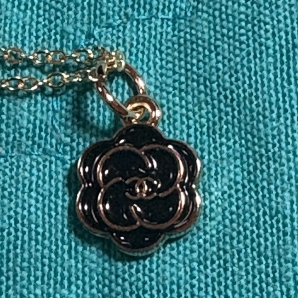 Elegant Black and Gold Camilla Flower Pendant Necklace